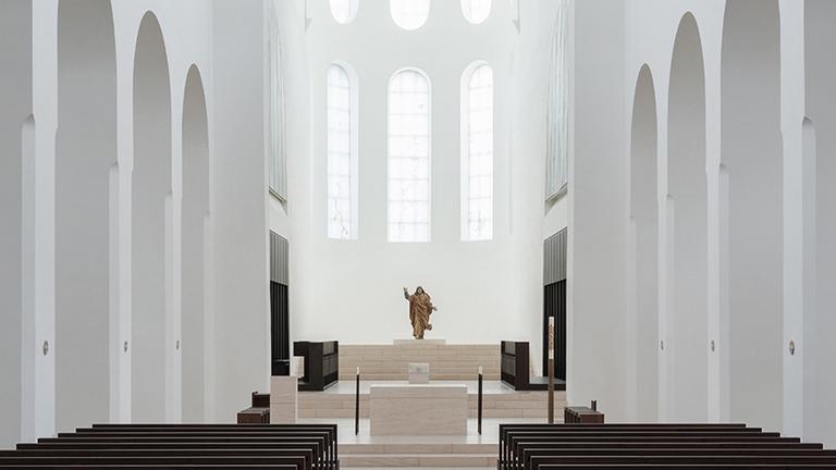 St. Moritz in Augsburg: Anlässlich des 2019 bevorstehenden 1000-jährigen Gründungsjubiläums wurde der Innenraum zwischen 2008 und 2013 durch das Architekturbüro John Pawson in London neu gestaltet. 
