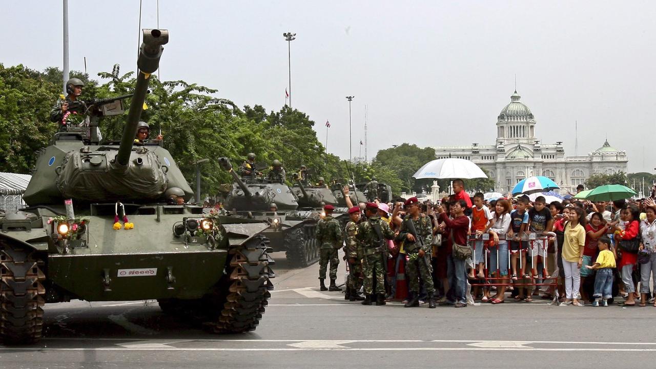 Thai tanks drive by a main street as the Ananta Samakom Throne Hall is seen in the background at the Royal Plaza, Bangkok, Thailand, Sunday 24 September 2006. Thailand on Sunday, on the fifth day since Tuesday nights coup which deposed caretaker Thai Prim Thai tanks drive by a main street as the Ananta Samakom Throne Hall is seen in the background at the Royal Plaza, Bangkok, Thailand, Sunday 24 September 2006. Thailand on Sunday, on the fifth day since Tuesday nights coup which deposed caretaker Thai Prim