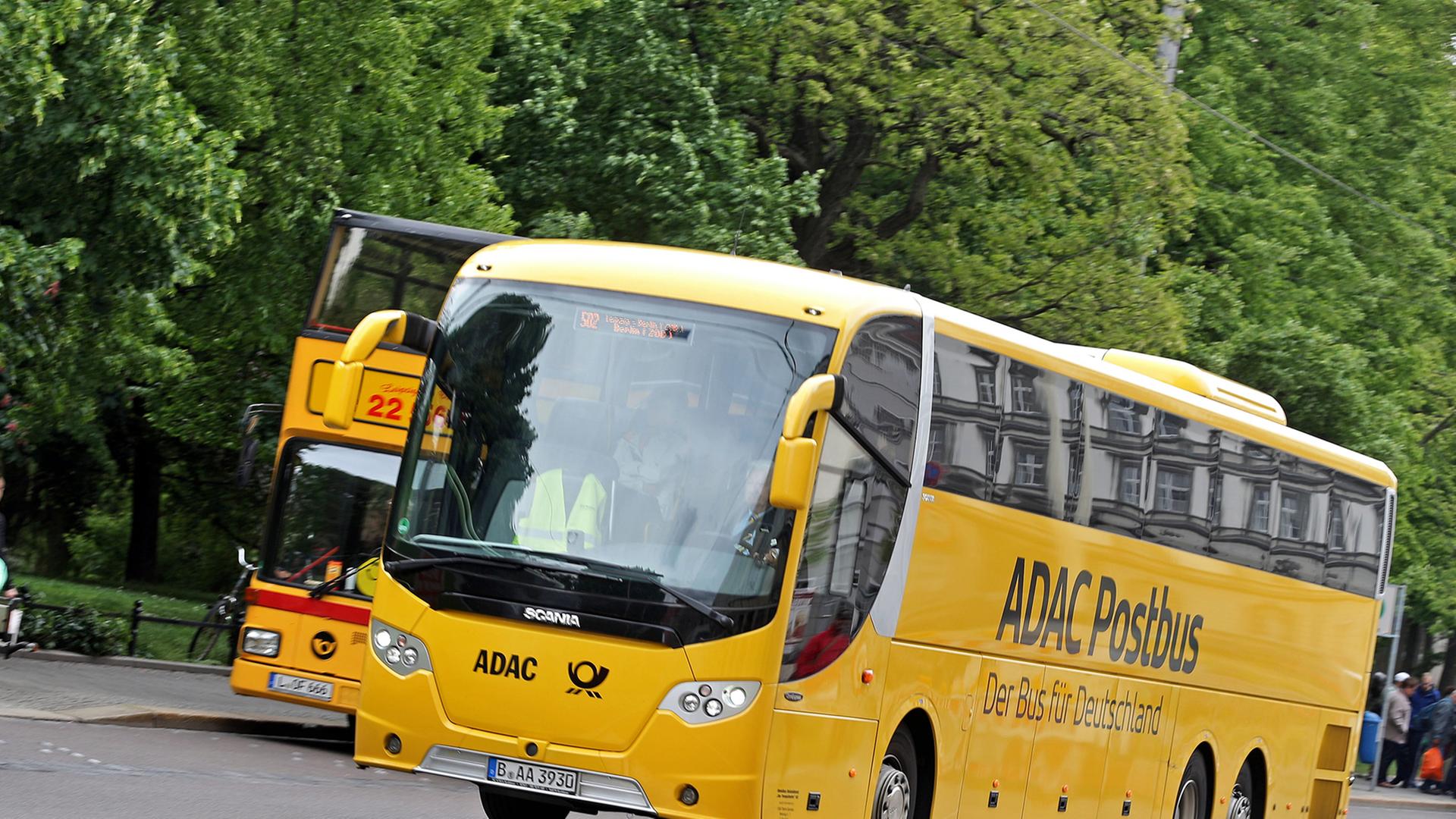 Ein "ADAC Postbus" fährt durch Leipzig.