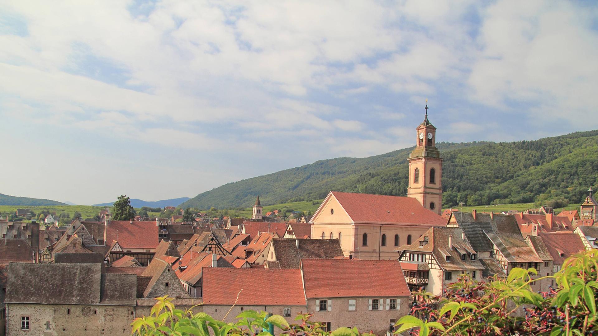 Die Altstadt von Riquewihr mit der Kirche im Elsass.