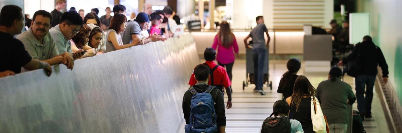 Reisende kommen am 29.06.2017 in Los Angeles, USA, am Internationalen Flughafen, dem Los Angeles International Airport, an.