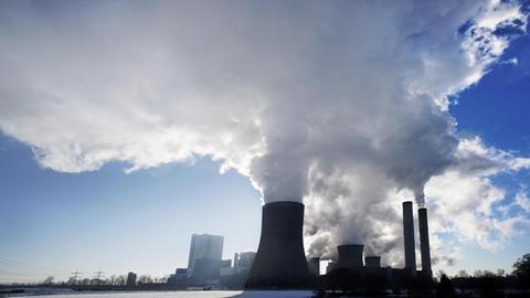 Rauchwolken über dem Braunkohlekraftwerk Niederaußem, betrieben durch RWE Power in Bergheim. (Mit Denkfabrikstempel)