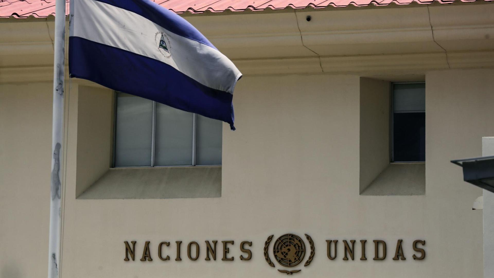 Die Flagge Nicaraguas vor dem Gebäude der UNO in Managua. Die Flagge Nicaraguas vor dem Gebäude der UNO in Managua.