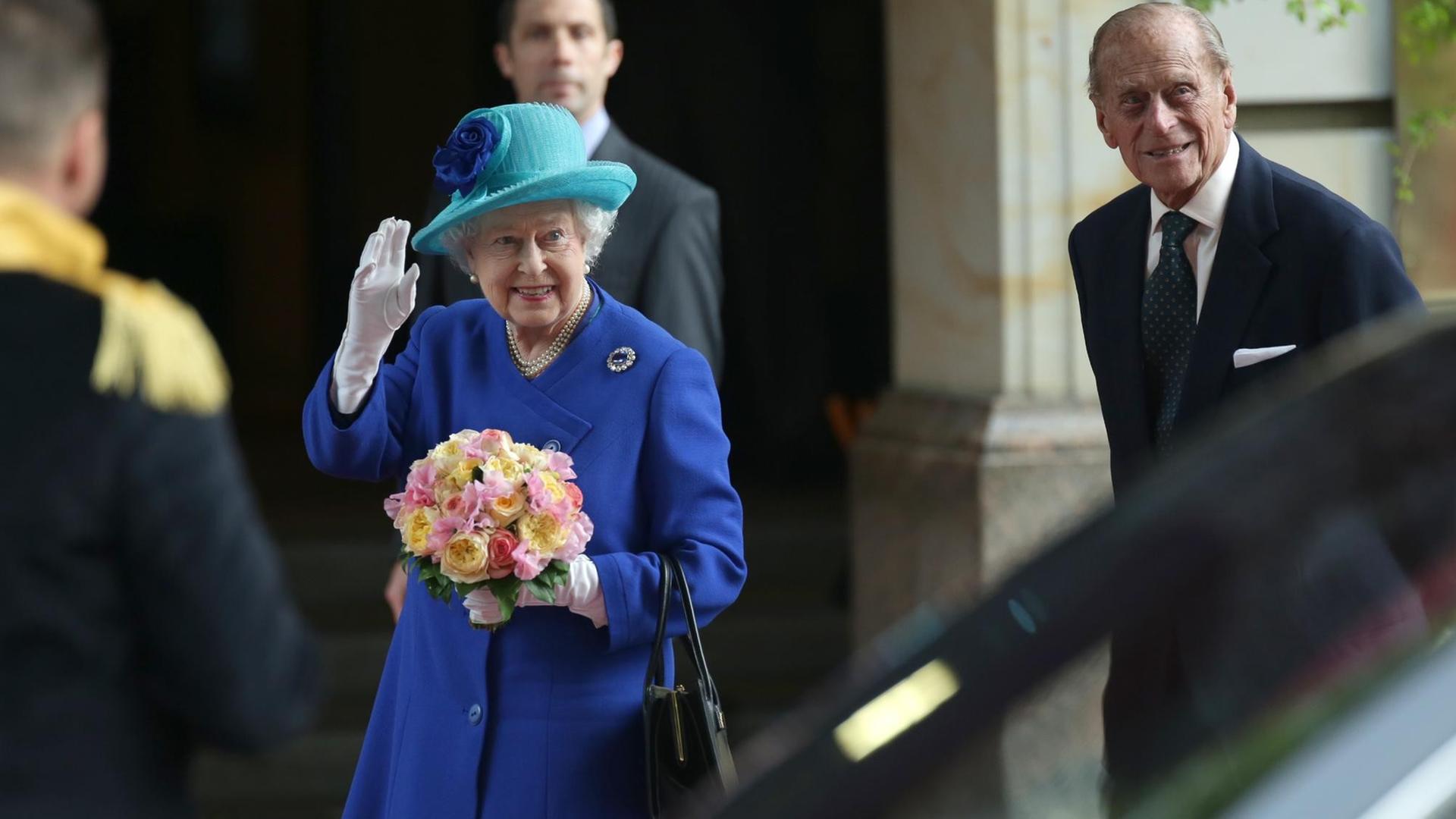 Die britische Königin Elizabeth II. und Prinz Philip (r) kommen am 23.06.2015 in Berlin am Hotel Adlon an. Die Queen und ihr Mann halten sich zu ihrem fünften Staatsbesuch in Deutschland auf.