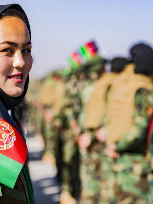 Eine afghanische Soldatin nimmt am 27. Februar am Nationalen Tag der Verteidigung in Herat (Afghanistan) teil.