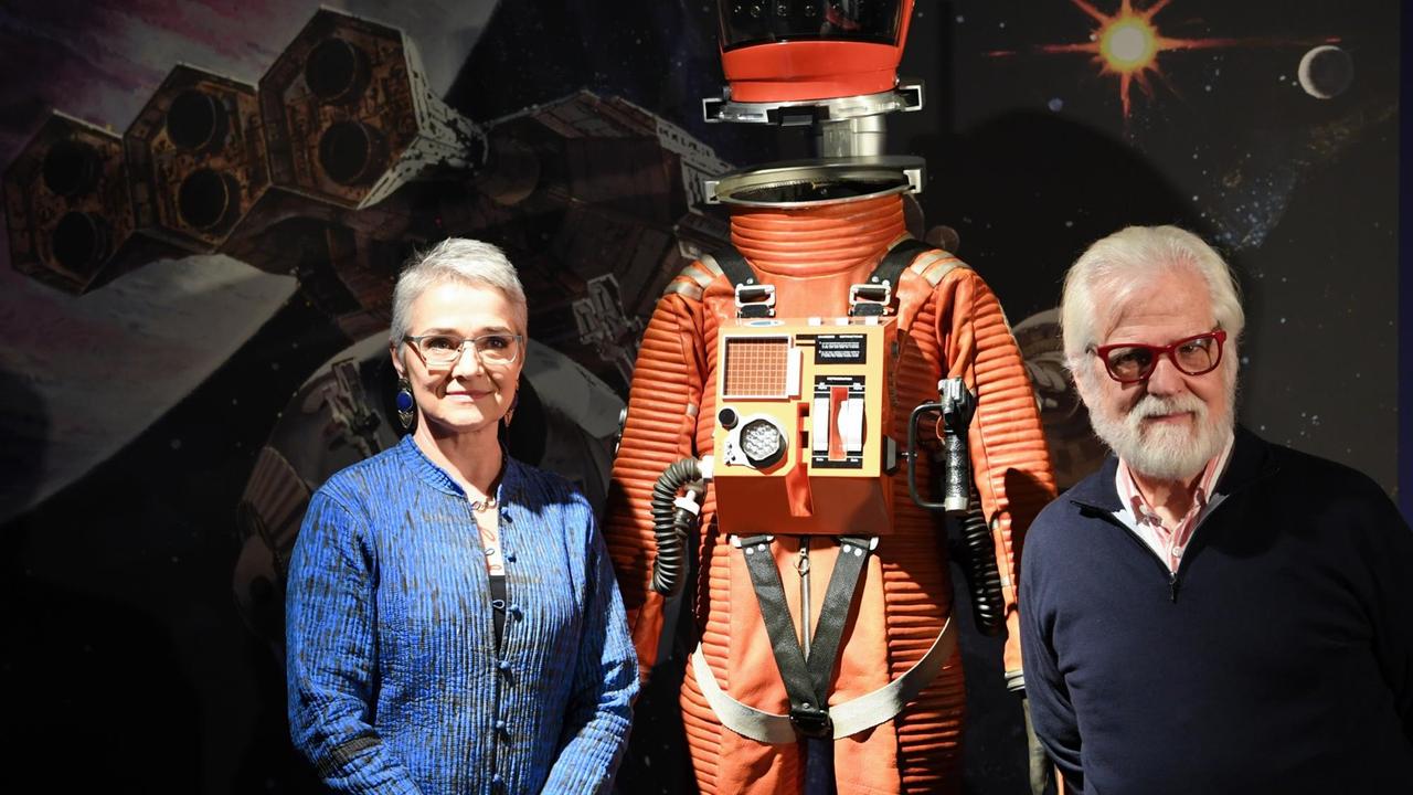 Katharina Kubrick (l), Stieftochter von Stanley Kubrick, und ihr Onkel, der Produzent Jan Harlan, stehen in der Ausstellung "Kubricks 2001. 50 Jahre A Space Odyssey" im Deutschen Filmmuseum an der Reproduktion eines "Discovery Raumanzugs".