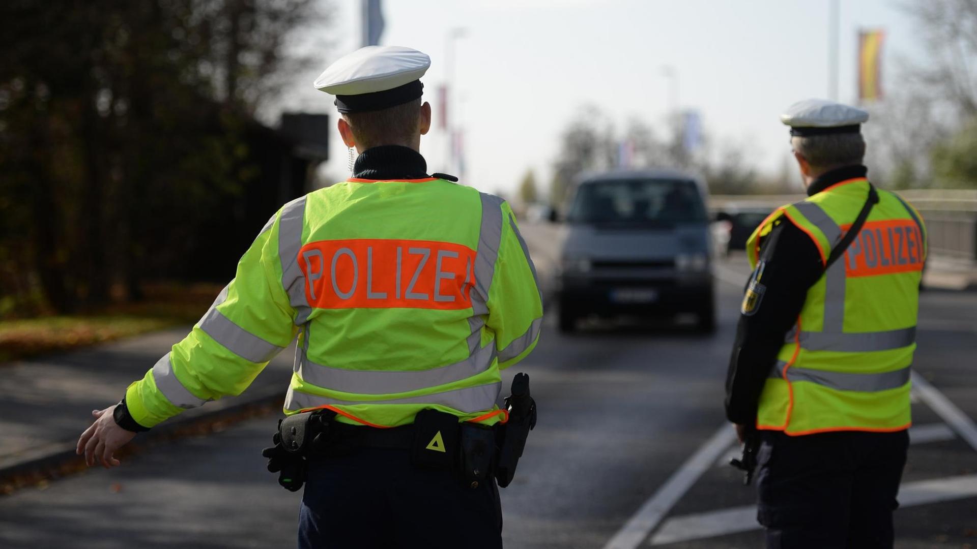 Beamte der Bundespolizei kontrollieren in Breisach (Baden-Württemberg) am Grenzübergang Fahrzeuge.