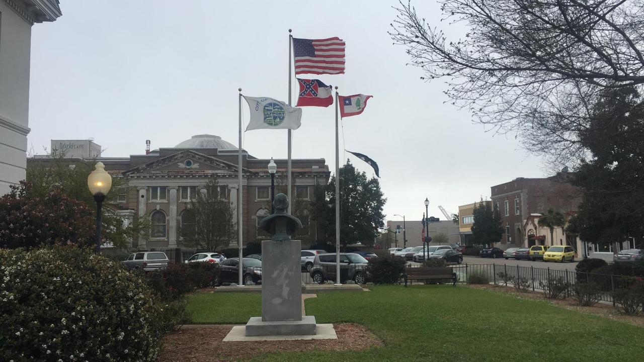 In DeLisle, Mississippi, weht die Konföderierten-Flagge unter der US-Flagge.