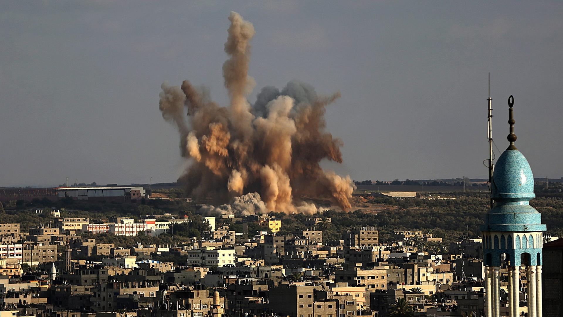 Rauch steigt über Gaza-Stadt auf, nachdem eine israelische Rakete eingeschlagen ist.