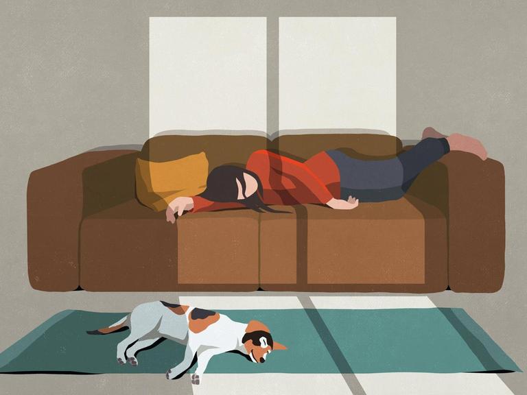 Illustration einer erschöpften Frau, die auf einem Sofa schläft. Zu Ihren Füßen liegt ein ebenfalls erschöpfter Hund auf dem Teppich.