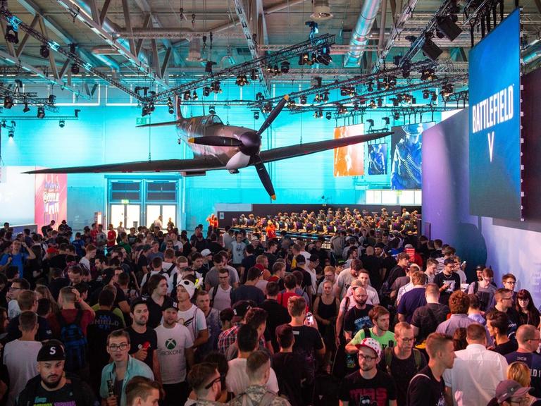 Besucher auf der Gamescom 2018 warten darauf, das Videospiel "Battlefield 5" zu spielen.