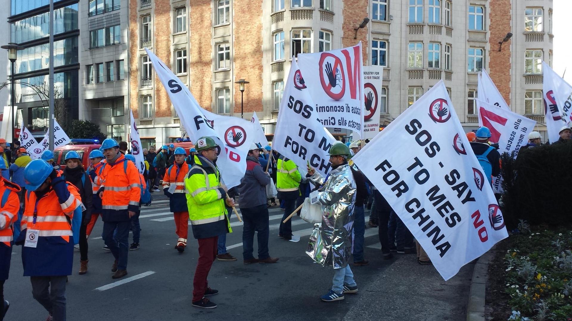 Arbeiter protestieren in Brüssel gegen Billigimporte aus China