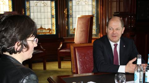 Hamburgs Bürgermeister Olaf Scholz im Gespräch mit DLF-Chefredakteurin Birgit Wentzien.