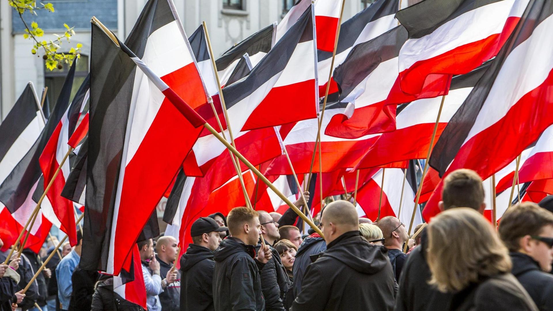 Demonstration, Aufmarsch von Rechtsextremen der Partei Die Rechte hier in Essen zum 1. Mai, mit Flagge Deutsches Reich.