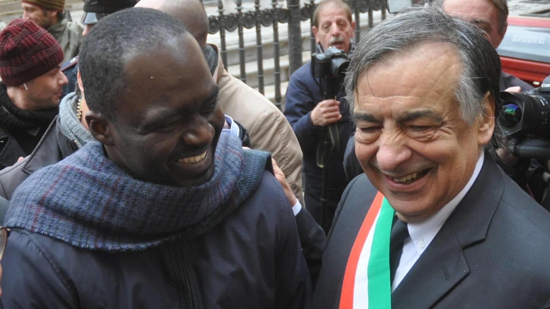 Solidaritätsbekundung für den Bürgermeister von Palermo, Leoluca Orlando. Er richtet sich gegen das Sicherheitsgesetz von Innenminister Matteo Salvini
