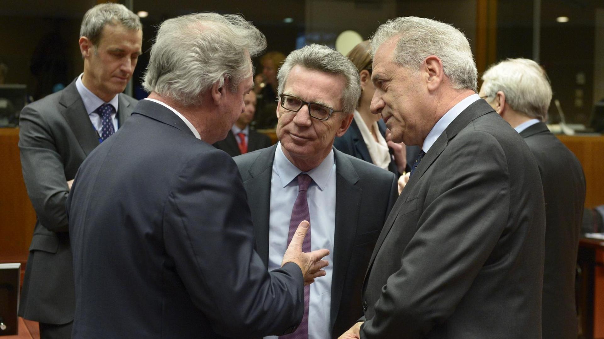 Ein Treffen der EU-Innenminister im Februar 2016 in Brüssel: Jean Asselborn im Gespräch mit Bundesinnenminister Thomas de Maizière und EU-Migrationskommissar Dimitris Avramopoulos.