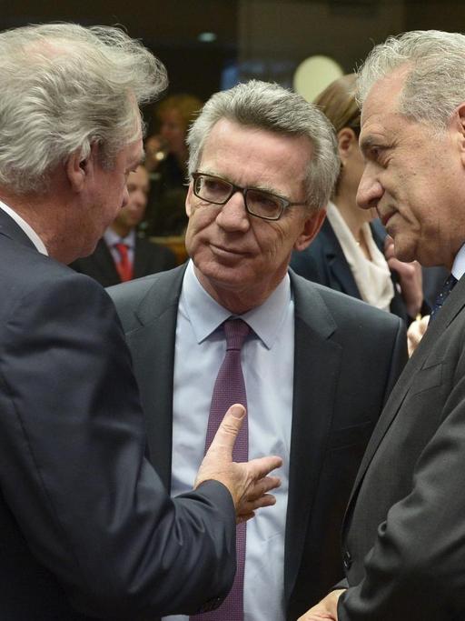 Treffen der EU-Innenminister in Brüssel: Jean Asselborn im Gespräch mit Thomas de Maizière und Dimitris Avramopoulos.