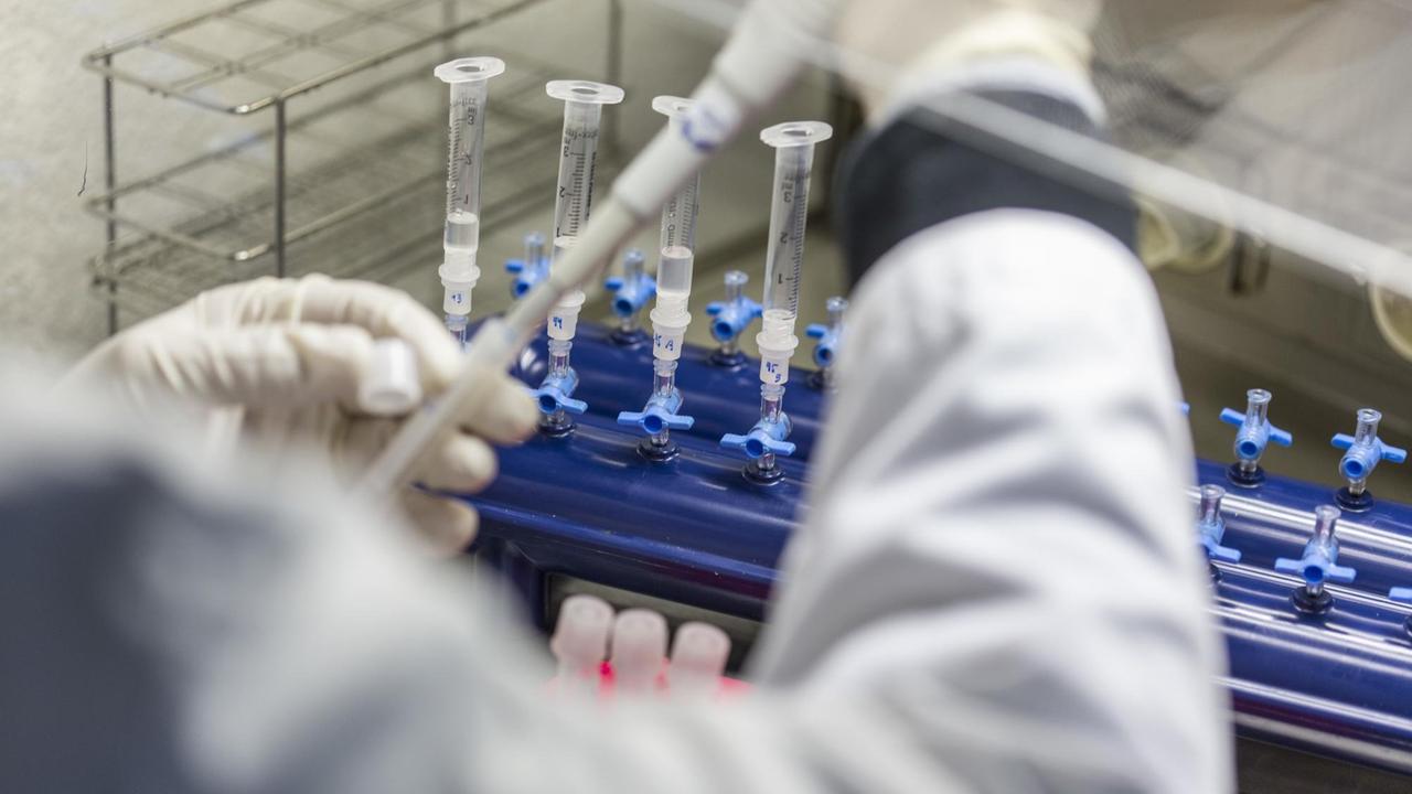 Ein Lebensmittelkontrolleur testet im Labor Fleischproben auf ihre DNA, sodass er weiss, von welchen Tieren das Fleisch stammt, aufgenommen am 22. März 2013 in der Stadt Bern.