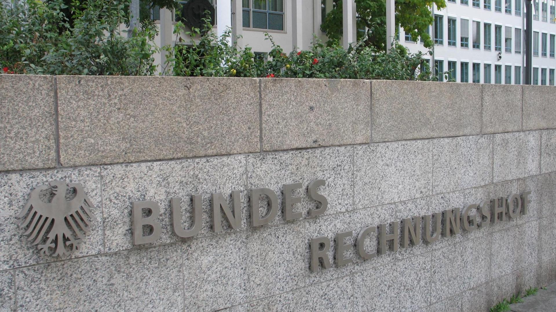 Der Schriftzug mit Bundesadler des Bundesrechnungshofes an einer Mauer vor dem Gebäude in Bonn.