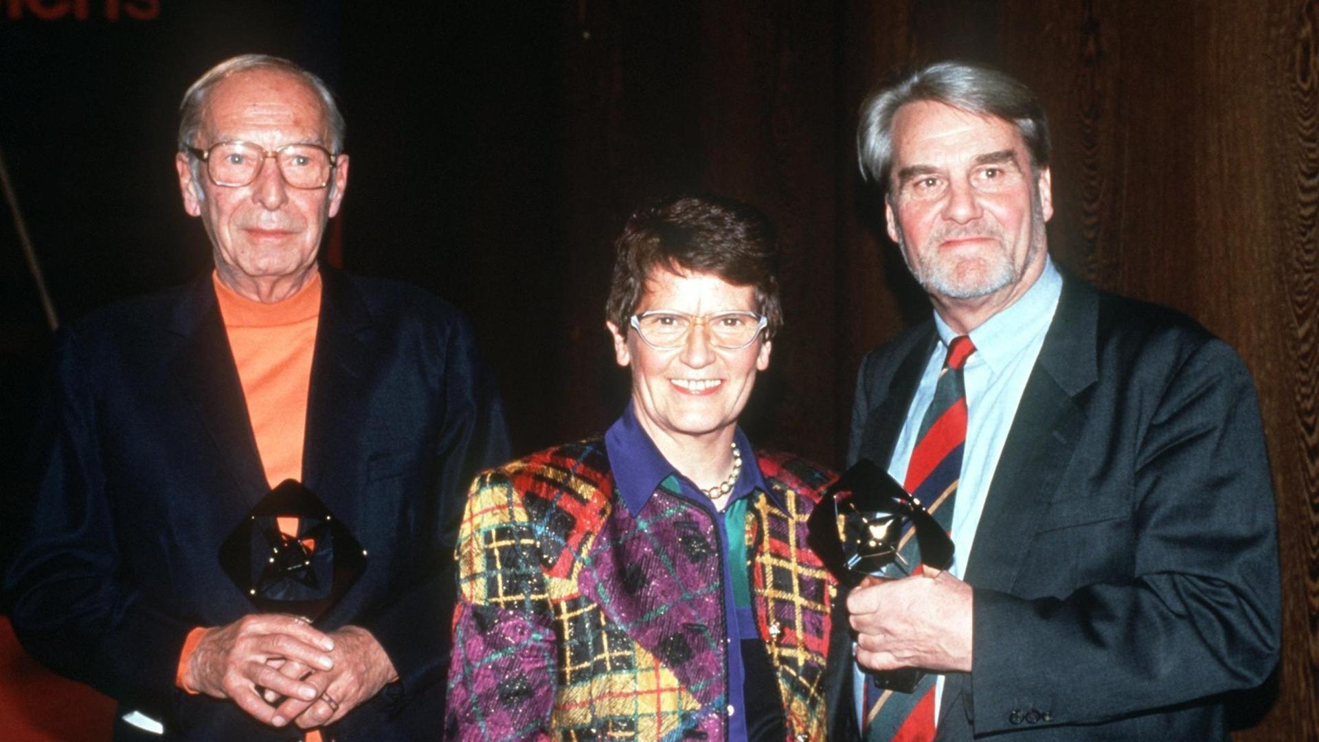 Gordian Troeller (links) galt als außergewöhnlicher Filmjournalist und Reporter. Bundestagspräsidentin Rita Süssmuth überreichte ihm 1992 den Grimme-Preis. Auch der Moskauer ARD-Korrespondent Gerd Ruge bekam die begehrte Trophäe.
