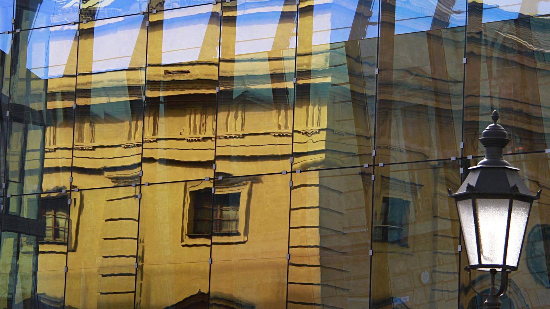 Das Gebäude vom Marstall spiegelt sich in den Glasscheiben vom Nachbargebäude am 28.02.2014 in München (Bayern).