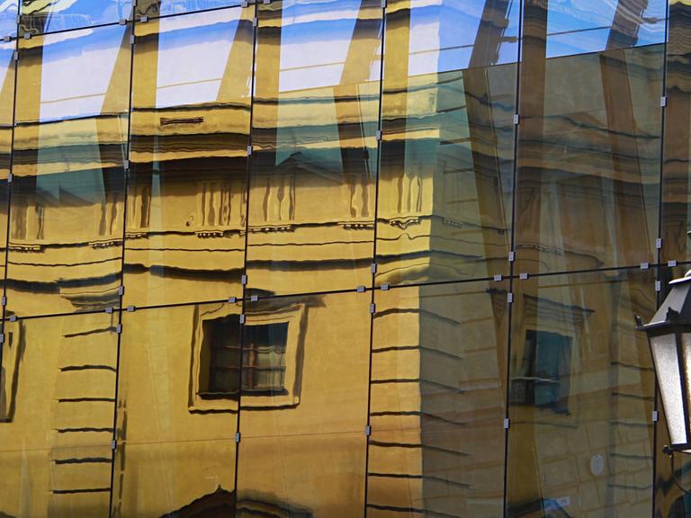 Das Gebäude vom Marstall spiegelt sich in den Glasscheiben vom Nachbargebäude am 28.02.2014 in München (Bayern).