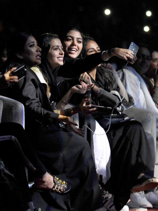 Besucherinnen eines Konzerts des ägyptischen Popstars Tamer Hosny in Jeddah im Westen Saudi-Arabiens machen Selfies