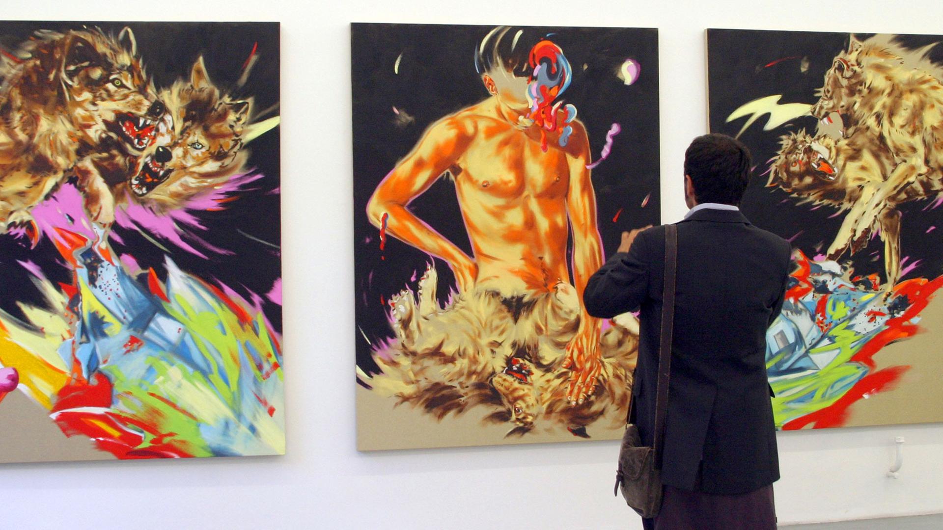 Ein Mann fotografiert Gemälde des Malers Norbert Bisky am Freitag (05.09.2008) in der Galerie Crone in Berlin. Bisky eröffnete seine Ausstellung mit dem Titel "privat" mit den neuesten Arbeiten.