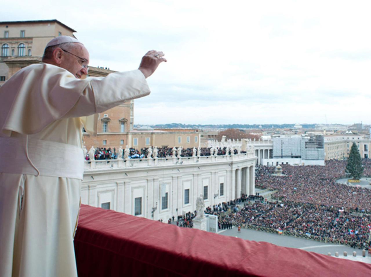 Papst Franzikus auf dem Balkon spendet den traditionellen Segen Urbi et Orbi am ersten Weihnachtsfeiertagg 2013