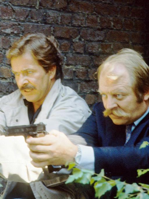 Götz George als Kommissar Schimanski (l.) und Eberhard Feik als dessen Kollege Thanner bei Dreharbeiten zu einem "Tatort" für die ARD