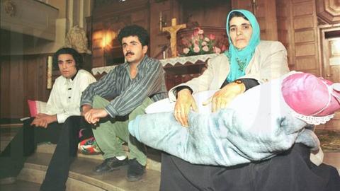 Die Evangelische Kirchengemeinde gewährte am 07.07.1997 einer kurdischen Familie in der Versöhnungskirche in Völklingen (Saar) Asyl. Die Familie sollte abgeschoben werden, obwohl sie schon seit acht Jahren im Saarland lebten.