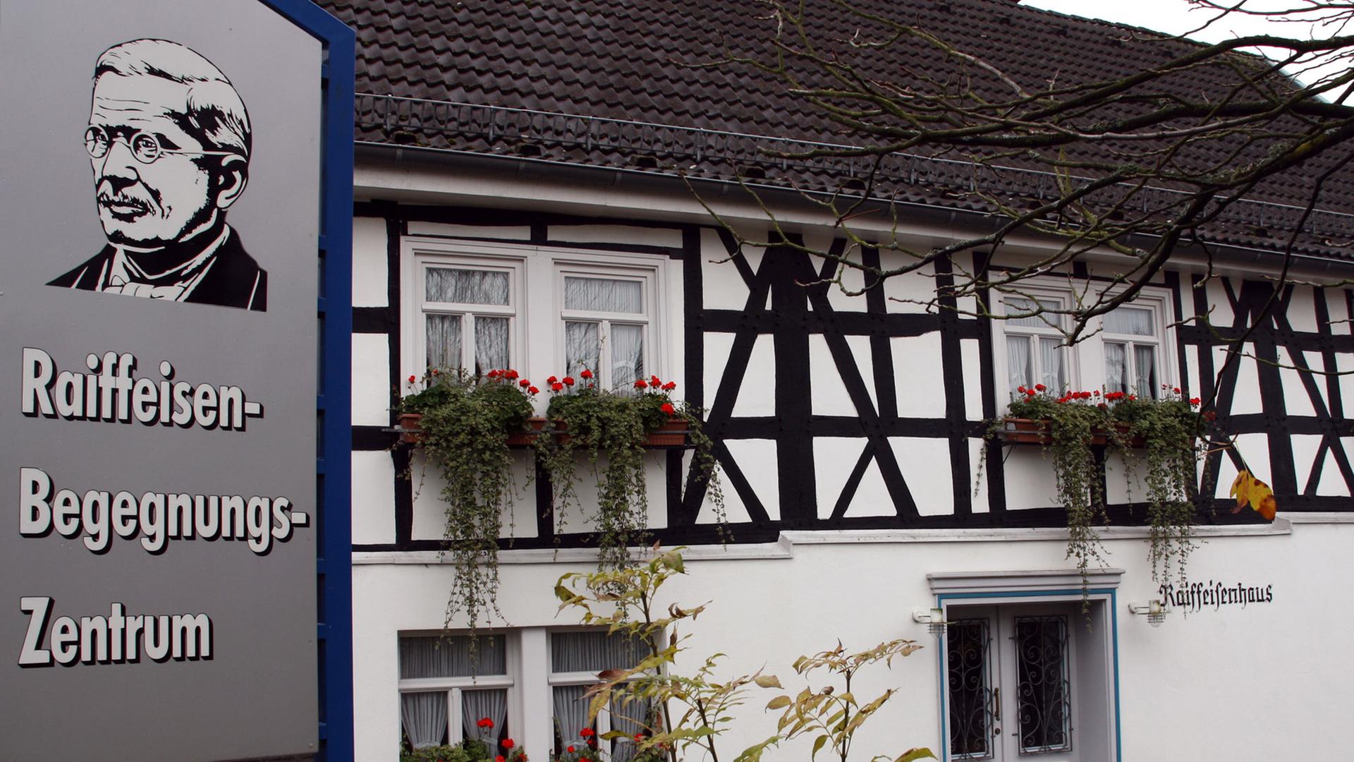 Das Raiffeisen-Begegnungszentrum in Weyerbusch (Rheinland-Pfalz), aufgenommen am 16.10.2013. Friedrich Wilhelm Raiffeisen ist einer der berühmtesten Westerwälder.