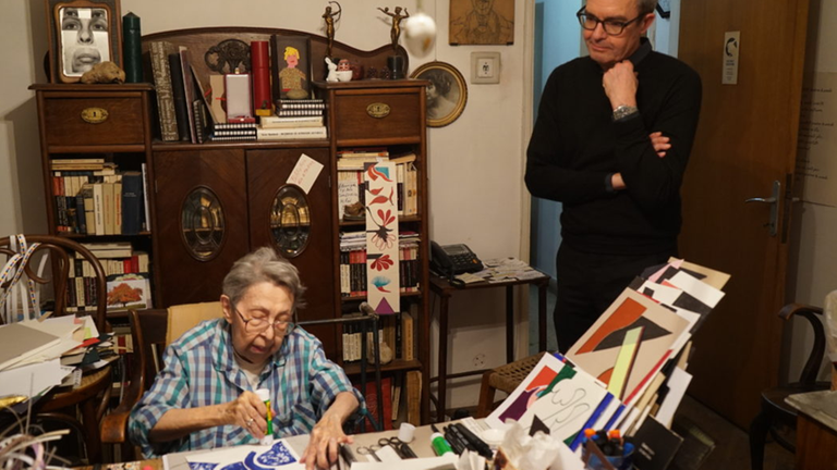 Die Künstlerin Geta Brătescu und der Designer Albert Kriemler in Brătescus Atelier in Bukarest.
