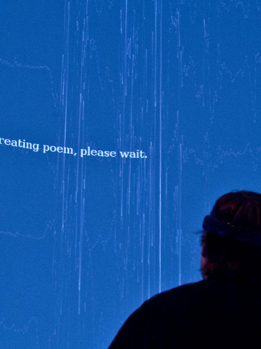 Ein blauer Hintergrund, darauf der Schriftzug "Creating poem, please wait."