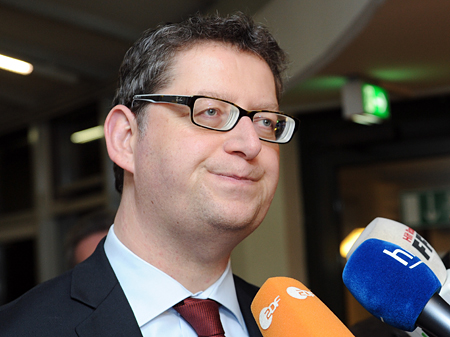 Der hessische SPD-Landeschef Thorsten Schäfer-Gümbel gibt am 22.11.2013 in Kassel (Hessen) ein Statement ab