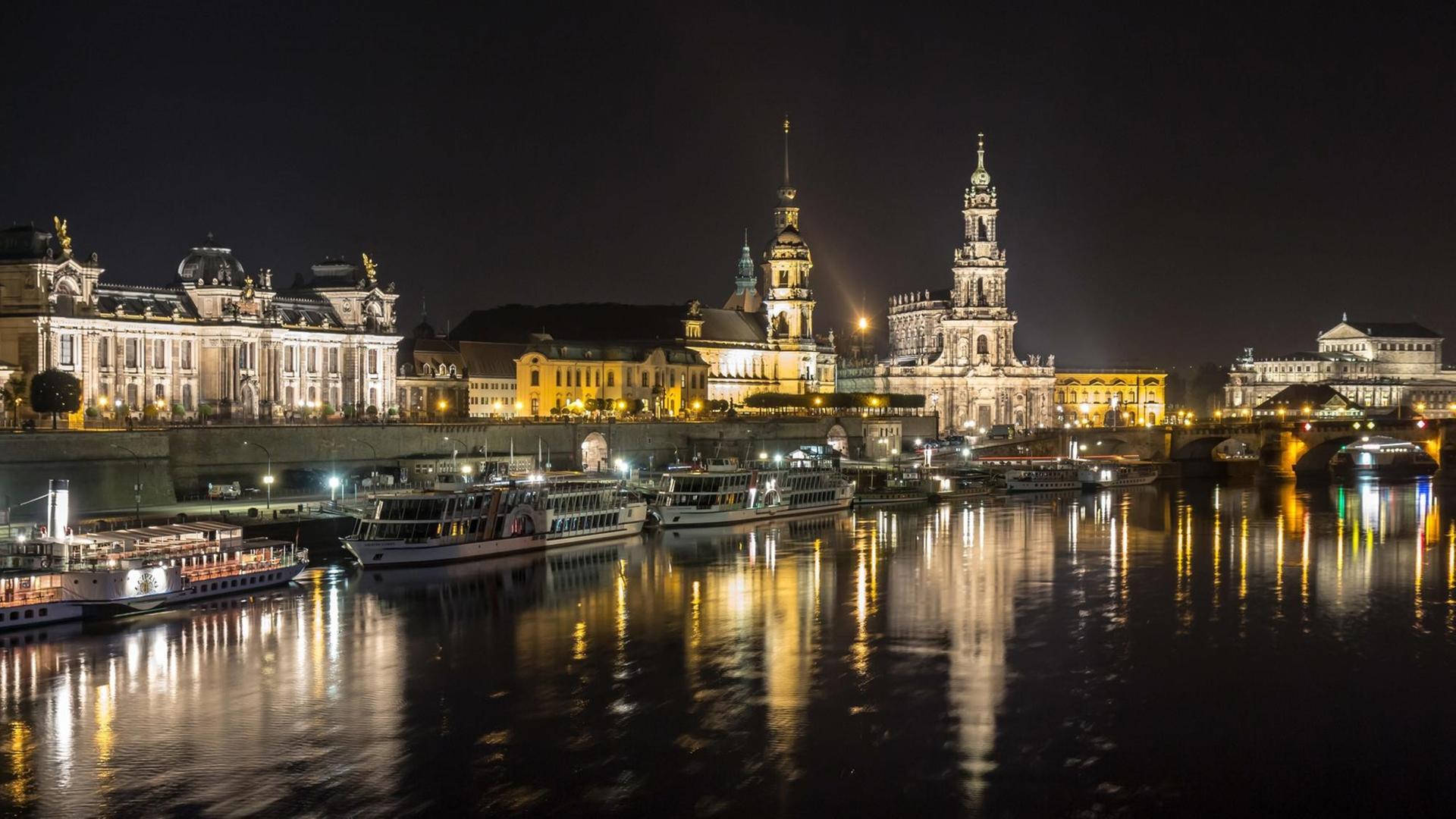Elbpanorama der historischen Altstadt Dresdens bei Nacht