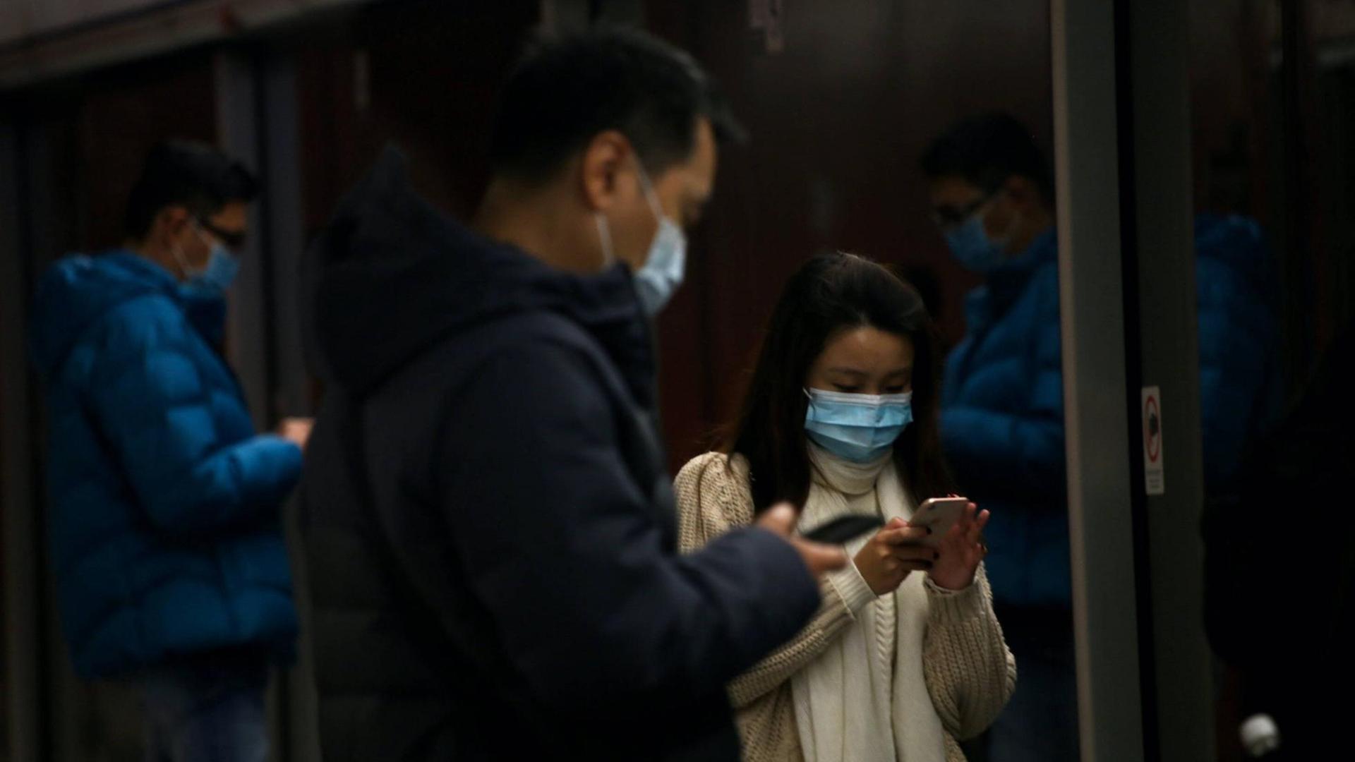 January 28, 2020, Hong Kong: A woman and other passengers wear face masks as they wait for the MTR, following reports of the Wuhan Corona virus in Hong Kong..The Wuhan Corona virus is a new and highly infectious SARS-strain virus that originated in the Hubei province of China and has been traced back to an animal market in the city of Wuhan. Hong Kong PUBLICATIONxINxGERxSUIxAUTxONLY - ZUMAs197 20200128zaas197093 Copyright: xKatherinexChengx