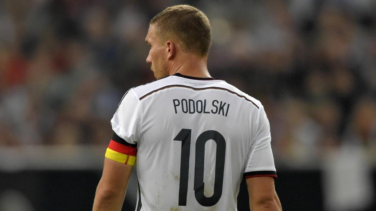  Lukas Podolski von hinten aufgenommen, man sieht seine Trikotnummer 10 und die Kapitänsbinde.