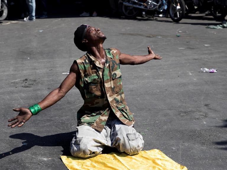 A protester prays at the beginning of a march to the National Palace in Port-au-Prince, Haiti, 17 October 2019. At least one man died Thursday and another was shot during another day of protests that paralyzed the Haitian capital, in a new mobilization that seeks to force the resignation of President Jovenel Moise. The two victims were at the demonstration and started to rob other people in the street near the National Palace, and a stranger shot them, according to a police officer at the scene. At least one dead and one injured during protests in Haiti ACHTUNG: NUR REDAKTIONELLE NUTZUNG PUBLICATIONxINxGERxSUIxAUTxONLY Copyright: xOrlandoxBarriax AME1232 20191018-637069542676351087