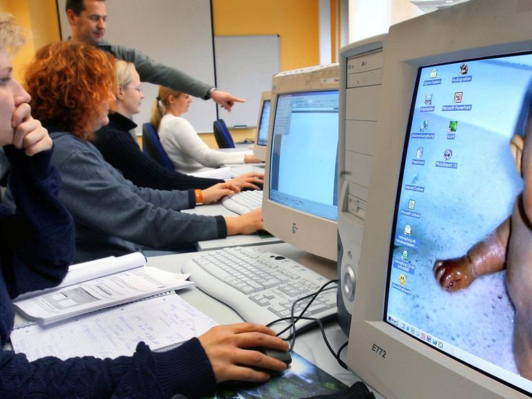 Ein Baby auf einem Computerbildschirm im Büro