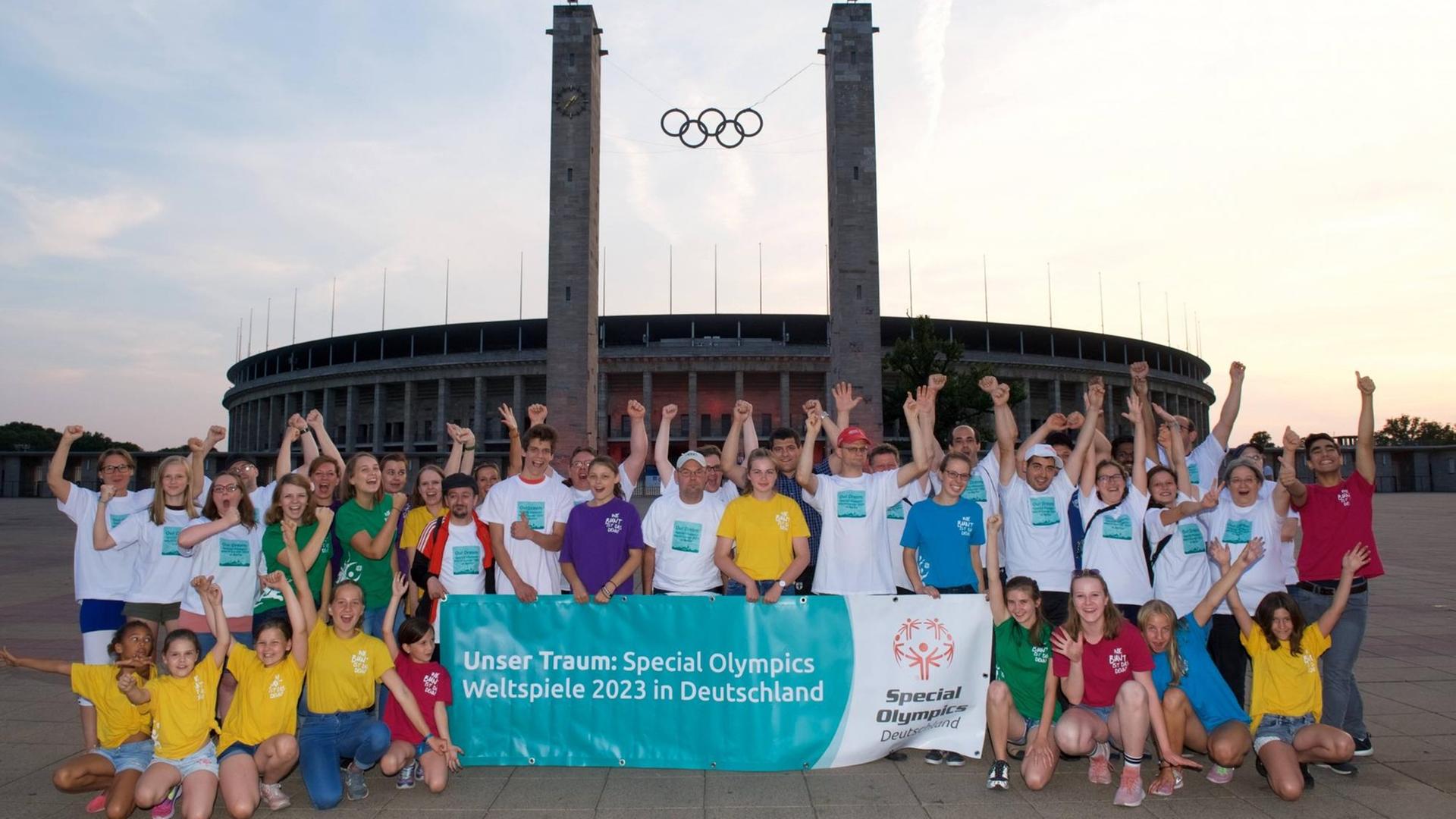 Sportler werben vor dem Berliner Olympia-Stadion für die nächsten Special Olympics