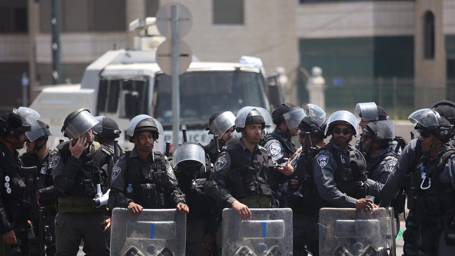 Israelische Polizisten in Einsatzkleidung