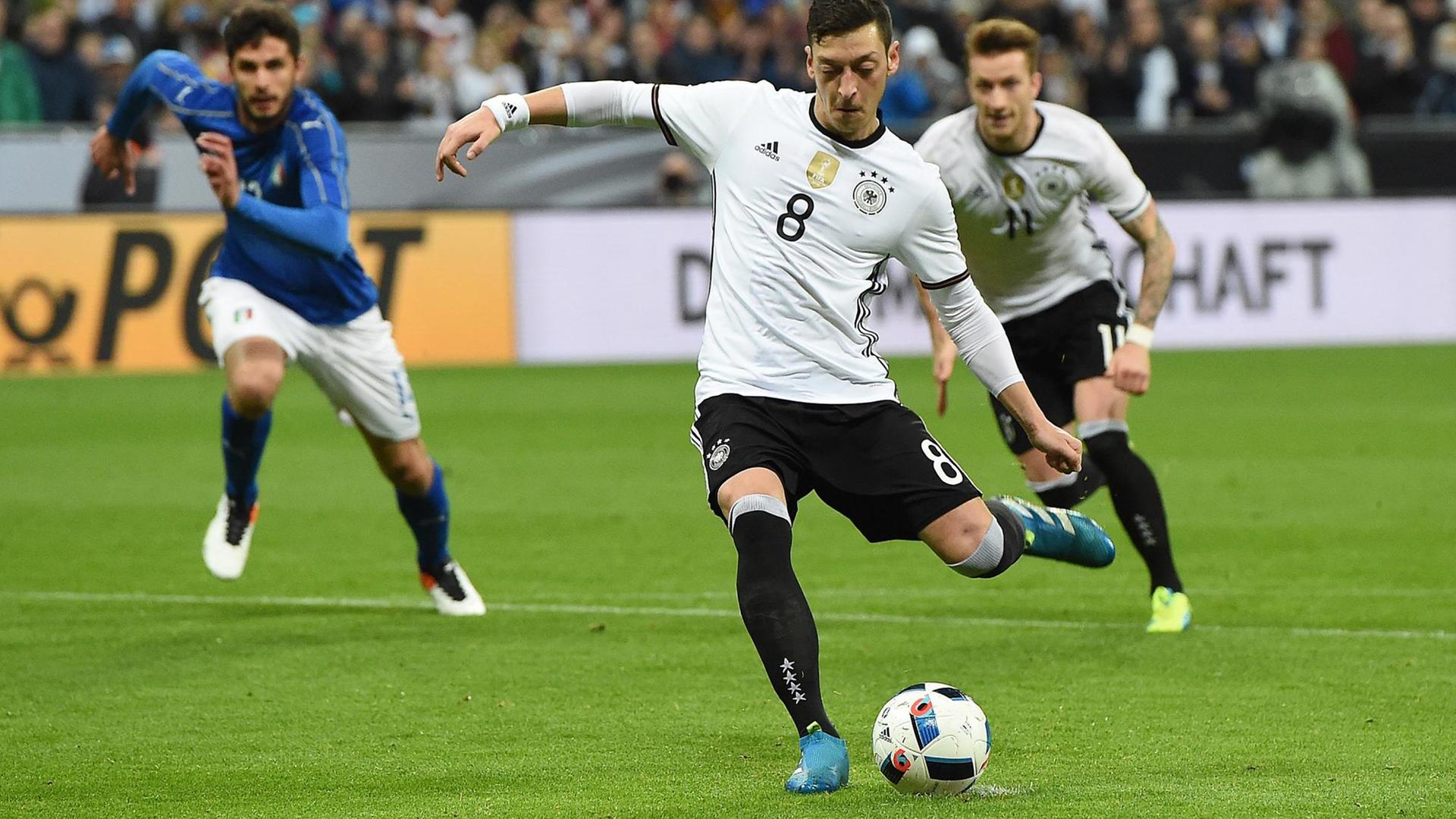 Fußball Länderspiel Deutschland - Italien am 29.03.2016 in der Allianz Arena in München Mesut Özil ( Deutschland ) schießt einen Elfmeter zum 4:0.