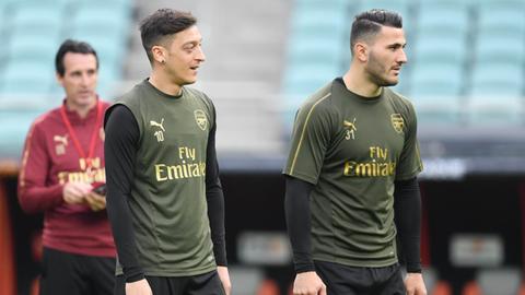 Aserbaidschan, Baku: Mesut Özil und Sead Kolasinac nehmen am Abschlusstraining des FC Arsenal im Olympiastadion teil.