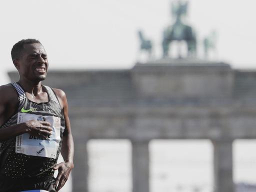 Der Äthiopier Kenenisa Bekele vor dem Berliner Tor.