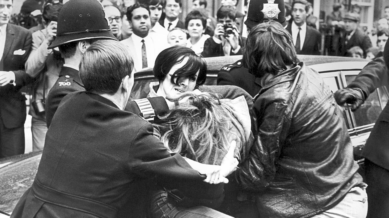 Düsteres Bild aus London, Mai 1968: Gerangel zwischen Polizisten und Bürgern bei einer Demonstration gegen Frankreichs Präsidenten Charles de Gaulle.