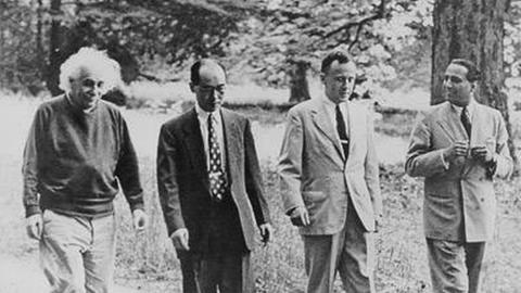 James Wheeler (2. von rechts) beim Spaziergang u.a. mit Albert Einstein (ganz links)