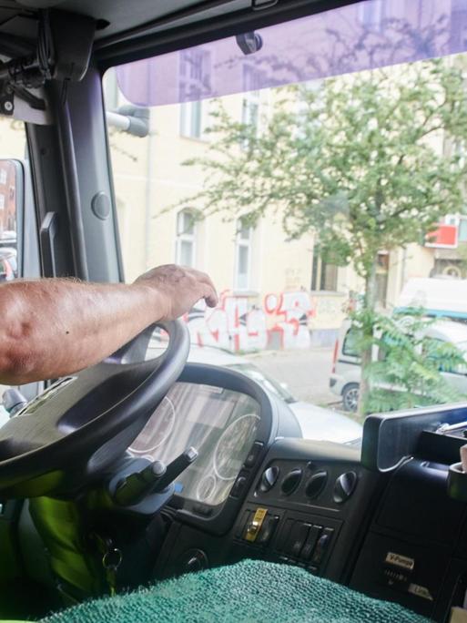Eine Lkw-Fahrer der Berliner lenkt den Lkw zum abbiegen.