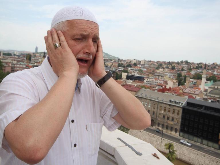 June 18, 2016 - Sarajevo, Bosnia and Herzegovina - A muezzin stands on Emperor s Mosque minaret and calls to noon prayer during the holy fasting month of Ramadan. Emperor s Mosque is the first Mosque built in Sarajevo (1457) after the Ottoman conquest of Bosnia.