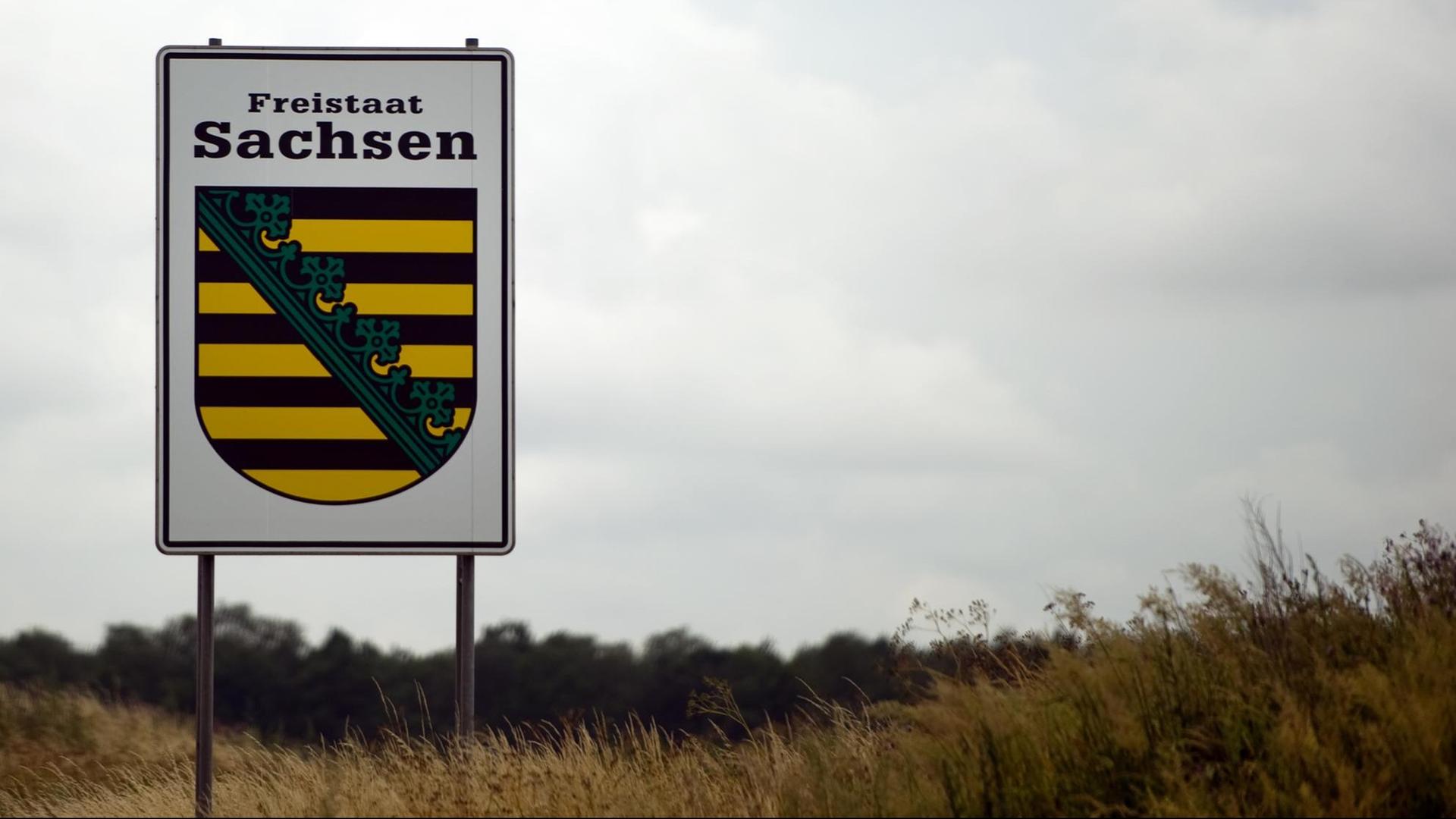 Ein Hinweisschild des Freistaates Sachsen an einer Autobahn.